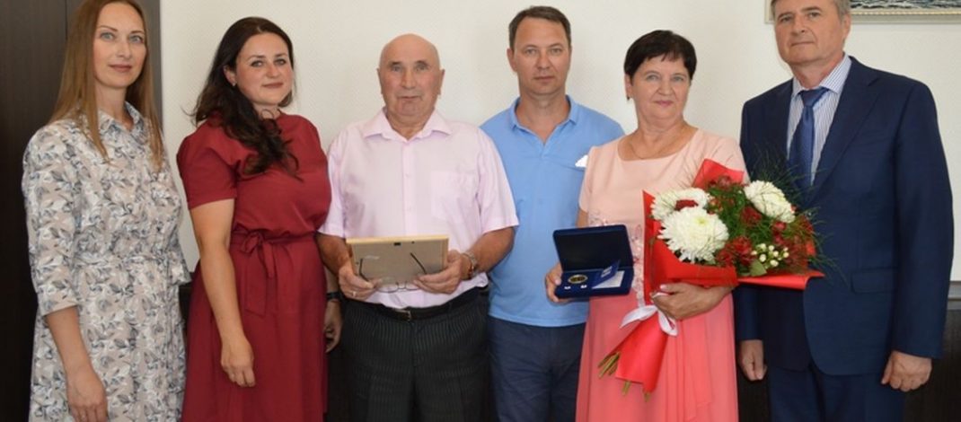 Глава Искитимского района Юрий Саблин вручил медаль «За любовь и верность» семье из села Легостаево
